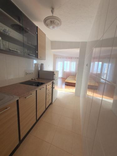 廚房, Traumhafte Wohnung mit Meerblick in Sutomore in 蘇托莫雷