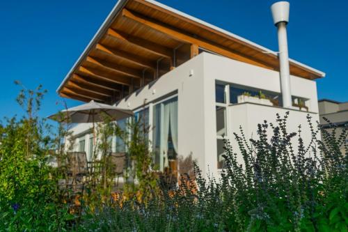 Nova Casa Moderna Norte da Ilha in เซาชูเอา โดริโอเวร์เมลโย