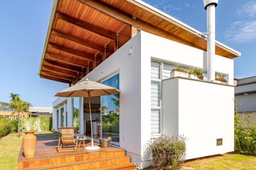 Nova Casa Moderna Norte da Ilha in เซาชูเอา โดริโอเวร์เมลโย