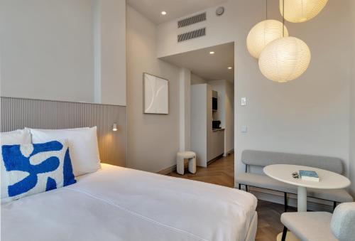 Standard Double Room image 10
