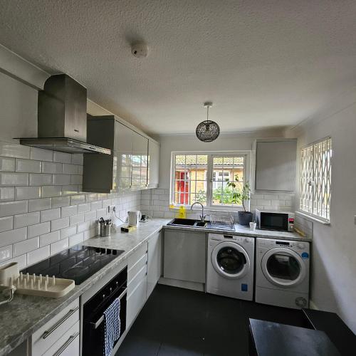 Modern Spacious Rooms 10 Minutes from London Eye 5