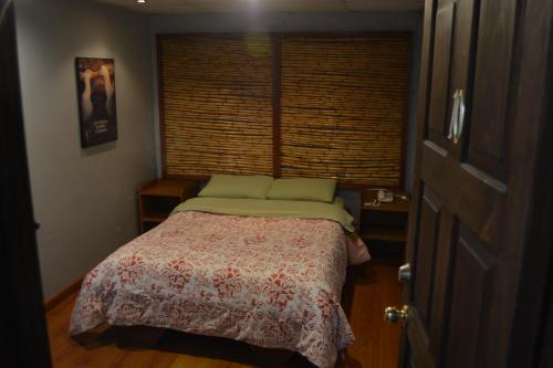 Standard Queen Room image 4
