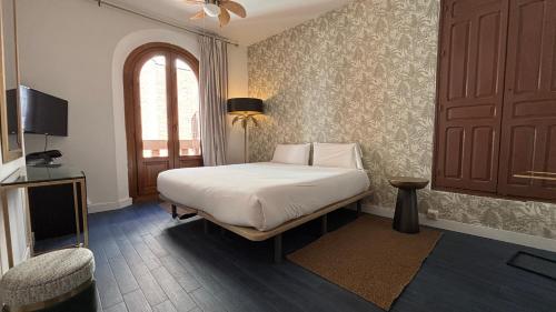 1 queen bed, 2 twin beds