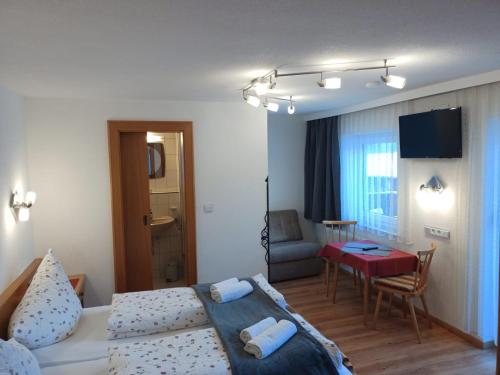 1 queen bed, 2 sofa beds