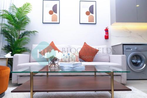 jaettu olohuone/TV alue, Bloomfields Lovely 1bedroom In Azizi Riviera in Nad Al Sheba