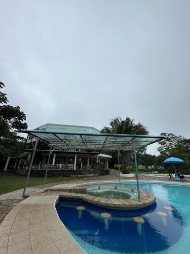 Hot tub, Ecopark Hosteria Puyo in Shell