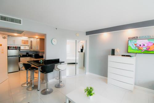 Bayview Modern Studio with Pool, Beach Access and FREE Parking in Miami Beach, USA
