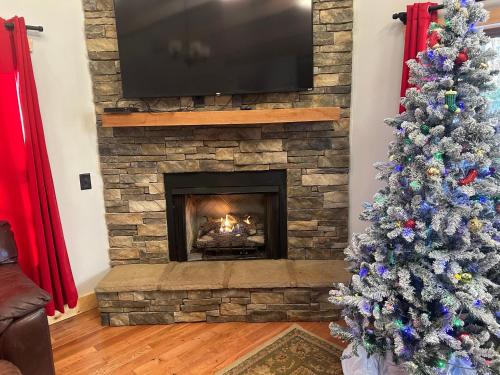 Foothills Family Retreat - 7 Bedrooms Hot Tub & Playground - image 12