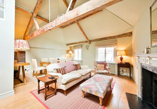 Argyl - Traditional Mews Home in Westminster with Parking, London