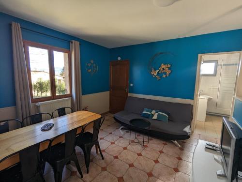 2 bedrooms, 3 beds
