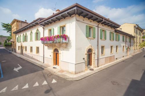 Lady Capulet Apartments - image 7