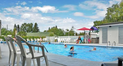 Úszómedence, Domaine Annie Sur Mer in Metis-Sur-Mer (QC)
