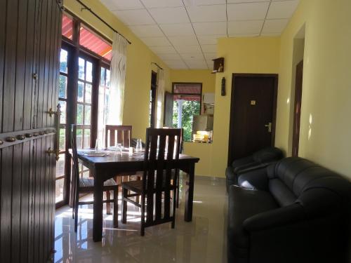 kawasan lounge/TV kongsi, Belpeak Cottage in Belihuloya