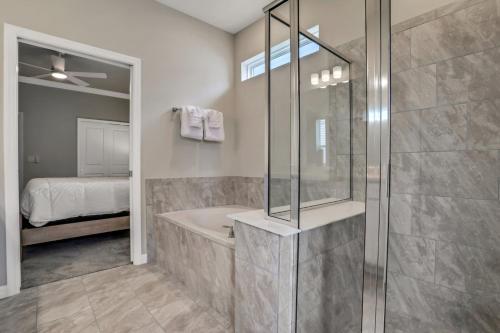Serene Oasis: 7 Bedroom Villa in Orlando6668 - image 2
