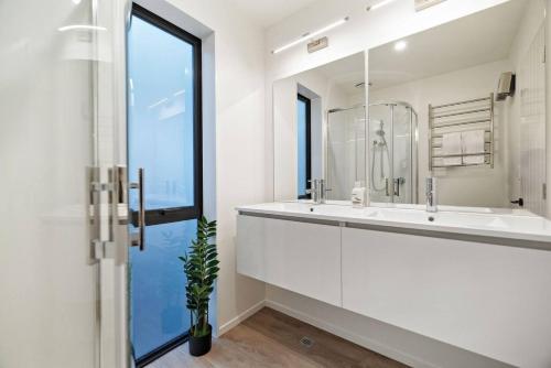 Coronet Adventure Villa | Arthurs Point Stay Near Ski & Hot Pools - image 5
