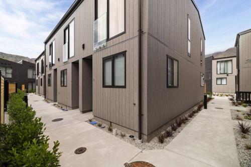Coronet Adventure Villa | Arthurs Point Stay Near Ski & Hot Pools - image 4