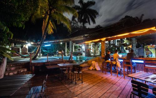 Pub/Lounge, Omega Tours Eco-Jungle Lodge in La Ceiba