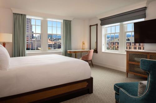 637532769 Hotel Roanoke & Conference Center, Curio Collection by Hilton