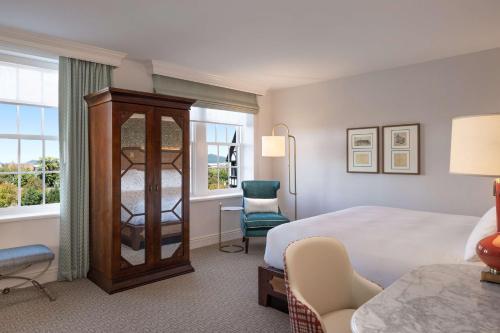 637532790 Hotel Roanoke & Conference Center, Curio Collection by Hilton