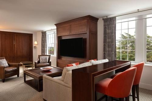 637532808 Hotel Roanoke & Conference Center, Curio Collection by Hilton