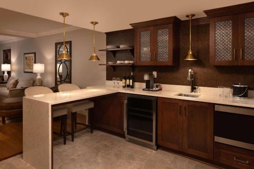 637532822 Hotel Roanoke & Conference Center, Curio Collection by Hilton