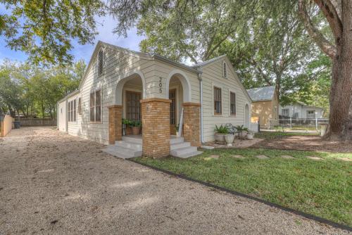 Historic Cottage with Fire Pit - 2 Blks to Main!