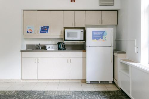 Kitchen, Pacific Spirit Hostel in Vancouver (BC)