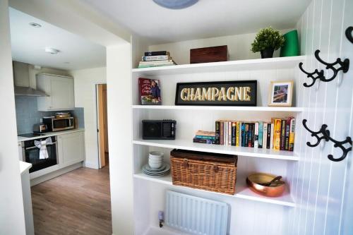 Historic Wing in Tring: Cozy and Scenic gîte à louer Pendley Manor