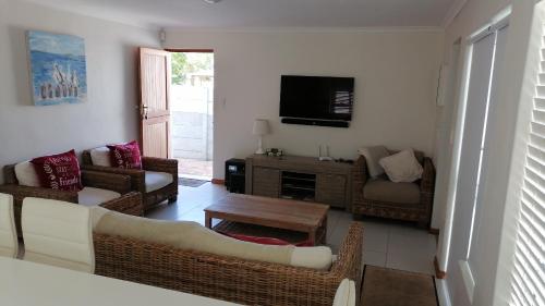 Ruang bersama/area TV, Nou wat nou in Pantai Pearly