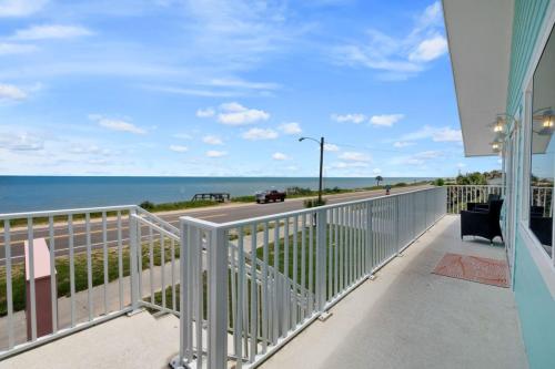 Steps from Flagler Beach! 2-BR Condo, Pet-Friendly w/Balcony, Flagler Beach