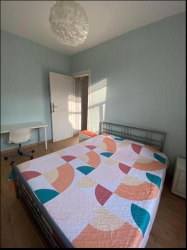 Chambre confortable lits double schaarbeek premier étage, Brussels (photo 3)