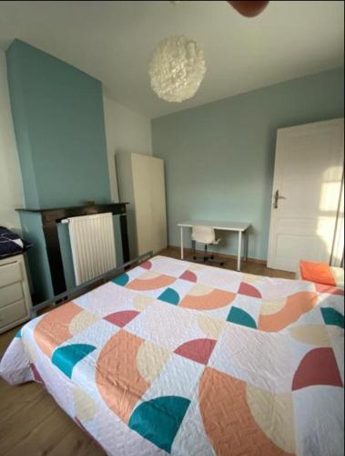 Chambre confortable lits double schaarbeek premier étage, Brussels (photo 4)