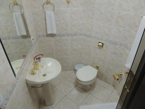 Superior Triple Room image 5