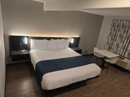 Deluxe King Room - Non-Smoking