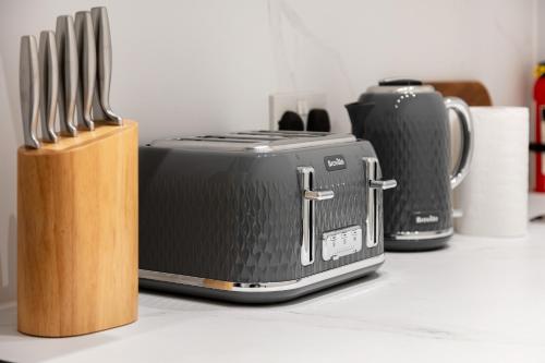 Designer Chelsea Apartment up to 6 guests - image 2
