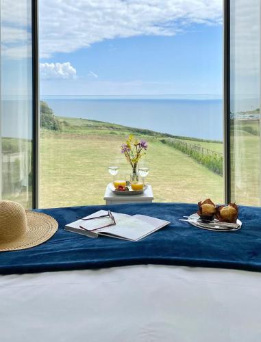 SEA BREEZE - Stunning 6 Bedroom Eco Home with Sea Views – khách sạn tại Churchtown
