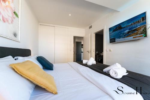 Exquisite Central 2 Bedroom apt Pool Views - image 3