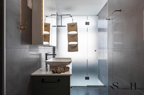 Exquisite Central 2 Bedroom apt Pool Views - image 2