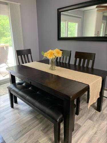 Sylvan Meadow | King Suite Escape in Williston - image 12