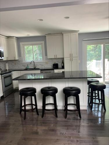 Sylvan Meadow | King Suite Escape in Williston - image 2