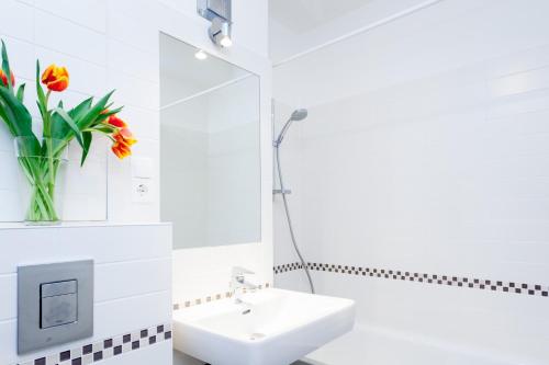 The Maybach - rooftop living XBerg, 1BR, 1 living room, group & family friendly, 2 - 4 Guests, Berlin (photo 11)