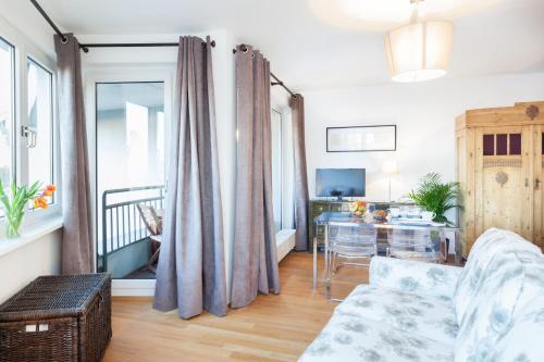 The Maybach - rooftop living XBerg, 1BR, 1 living room, group & family friendly, 2 - 4 Guests, Berlin (photo 6)