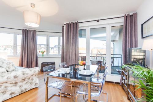The Maybach - rooftop living XBerg, 1BR, 1 living room, group & family friendly, 2 - 4 Guests, Berlin (photo 4)