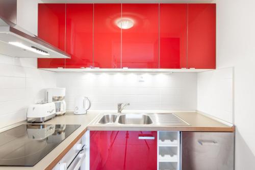 The Maybach - rooftop living XBerg, 1BR, 1 living room, group & family friendly, 2 - 4 Guests, Berlin (photo 8)