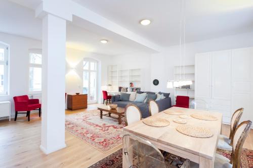 Lofty Torstr Apartments, 4 unique units from 1-3 bedrooms in Mitte, ideal for families & groups, from 2 up to 8 Guests, Berlin (Foto 8)