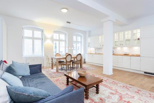 Lofty Torstr Apartments, 4 unique units from 1-3 bedrooms in Mitte, ideal for families & groups, from 2 up to 8 Guests, Berlin (Foto 9)