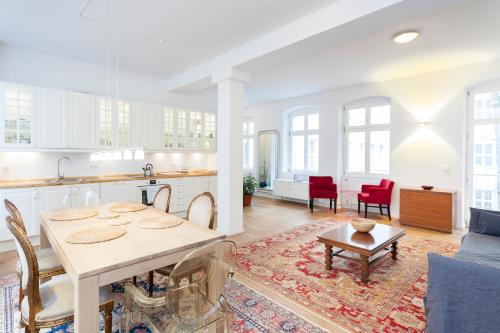 Lofty Torstr Apartments, 4 unique units from 1-3 bedrooms in Mitte, ideal for families & groups, from 2 up to 8 Guests, Berlin (Foto 10)