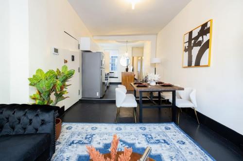 E10-1 Designer East Village Townhouse 1BR, 4* Luxury Apartment, New ...