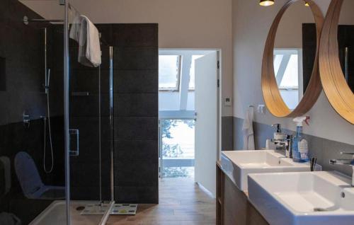 Vannas istaba, 3 Bedroom Nice Home In Kowalewo in Szemud