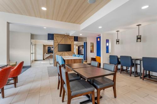 Holiday Inn Express Pittsburgh - Munhall By IHG - 식음료(F&B)